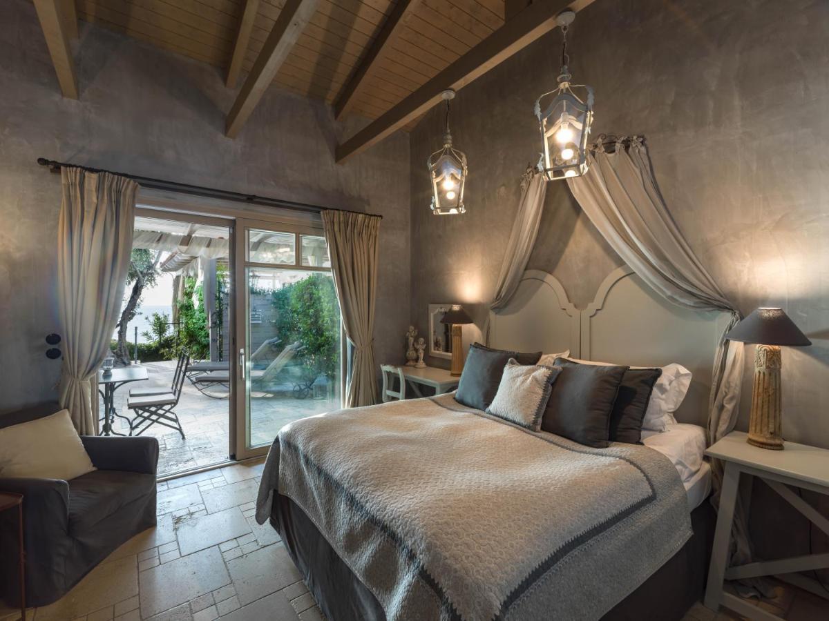 Six Keys Hotel Afissos Bagian luar foto