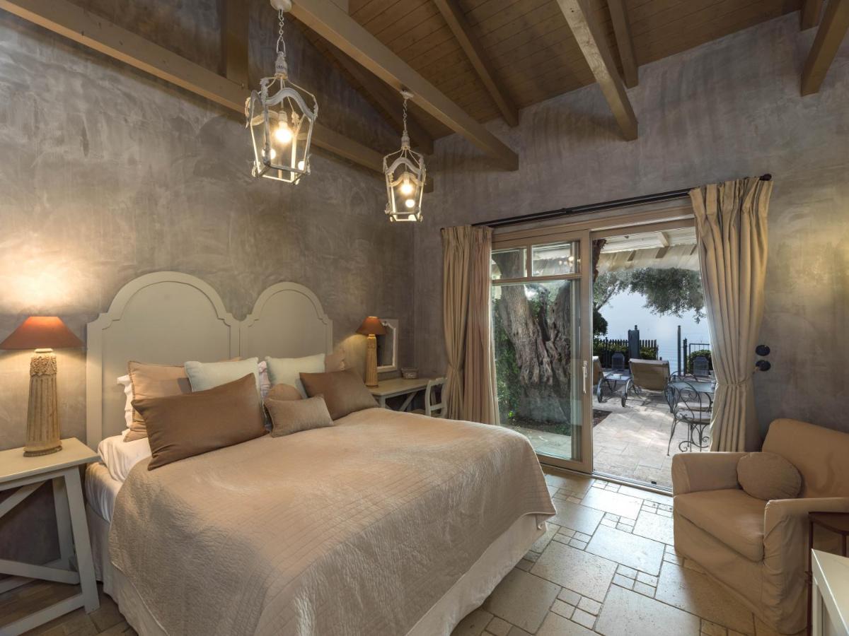 Six Keys Hotel Afissos Bagian luar foto