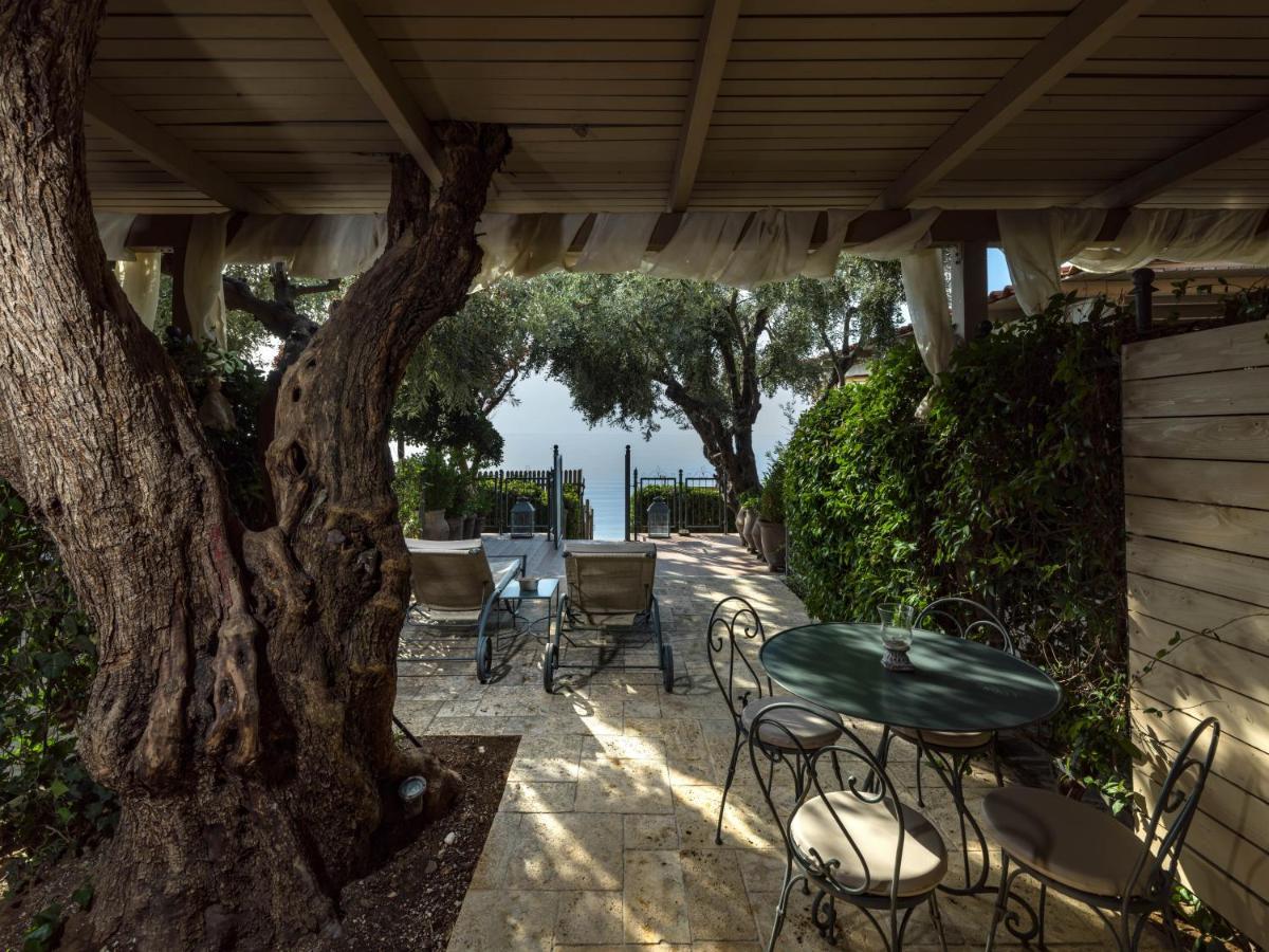 Six Keys Hotel Afissos Bagian luar foto