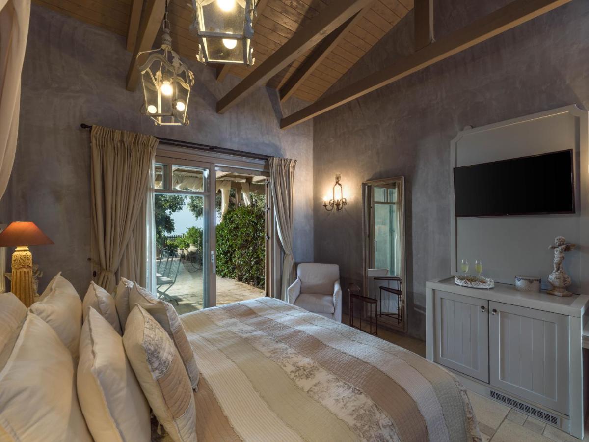 Six Keys Hotel Afissos Bagian luar foto