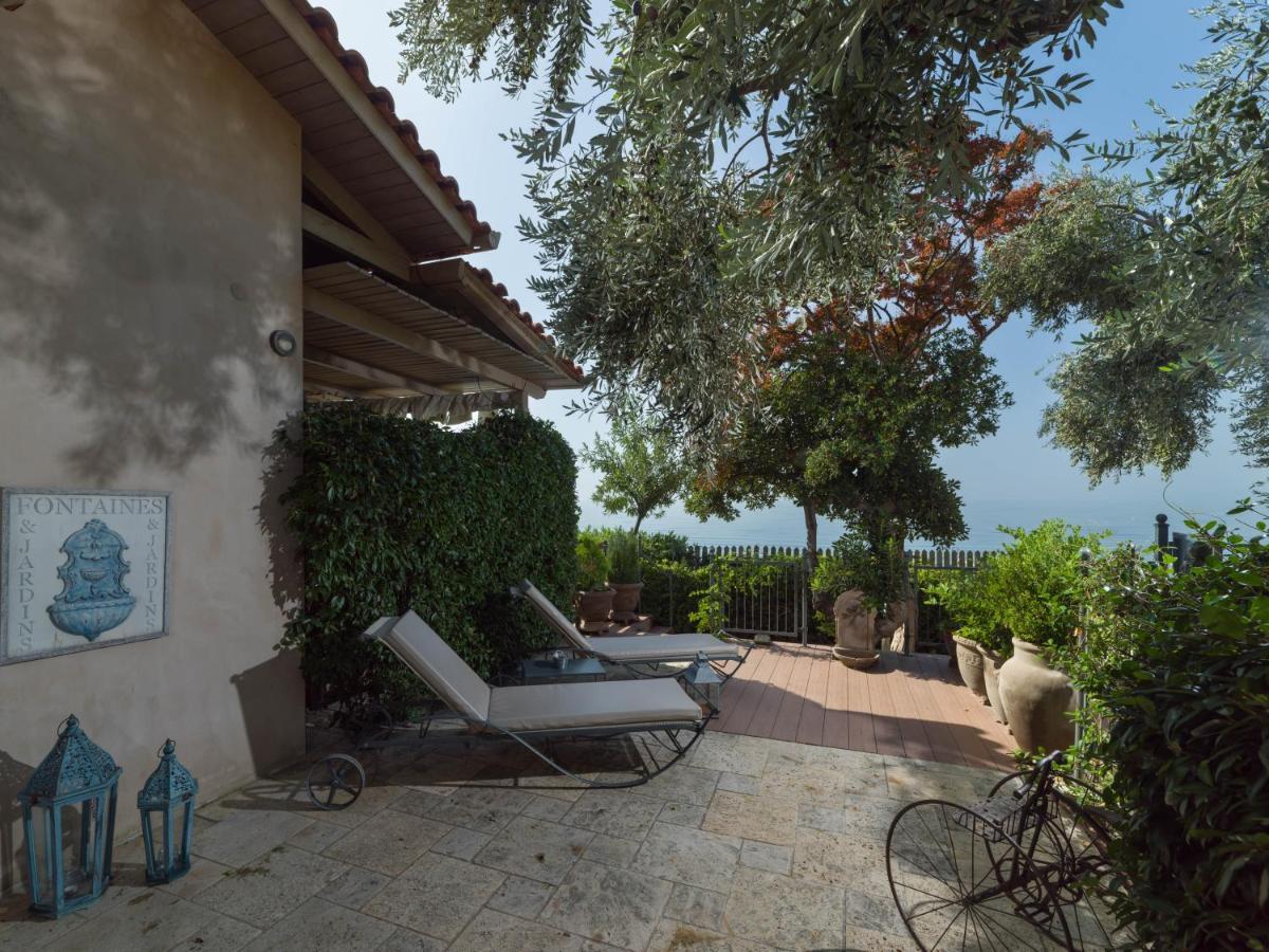 Six Keys Hotel Afissos Bagian luar foto