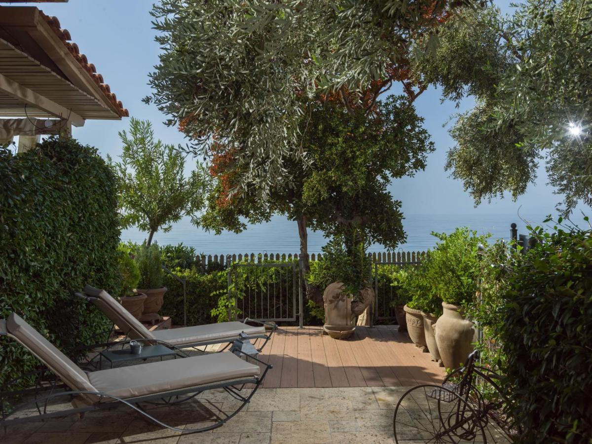 Six Keys Hotel Afissos Bagian luar foto
