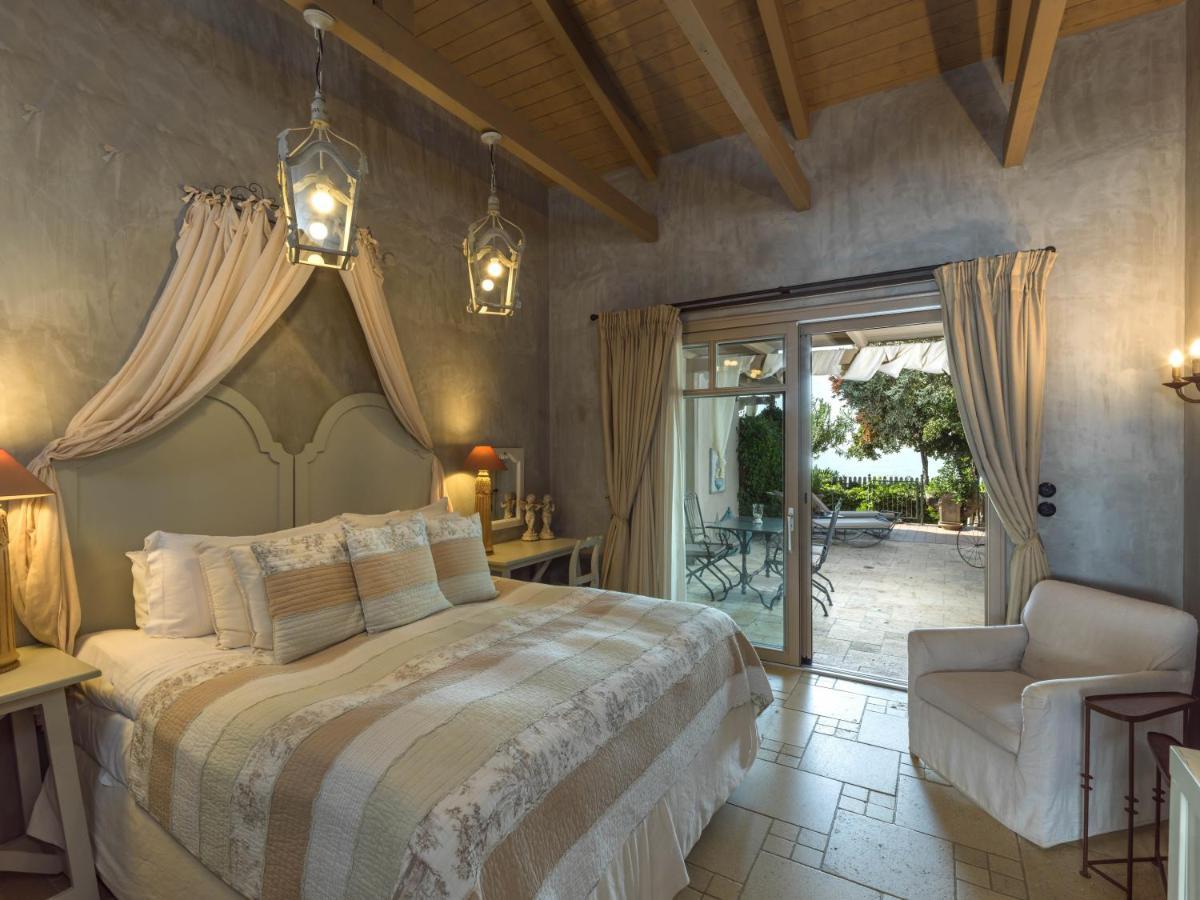 Six Keys Hotel Afissos Bagian luar foto