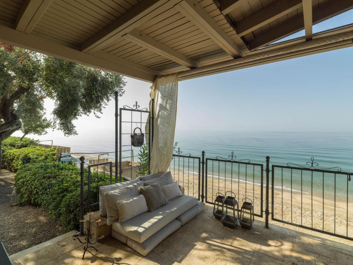 Six Keys Hotel Afissos Bagian luar foto
