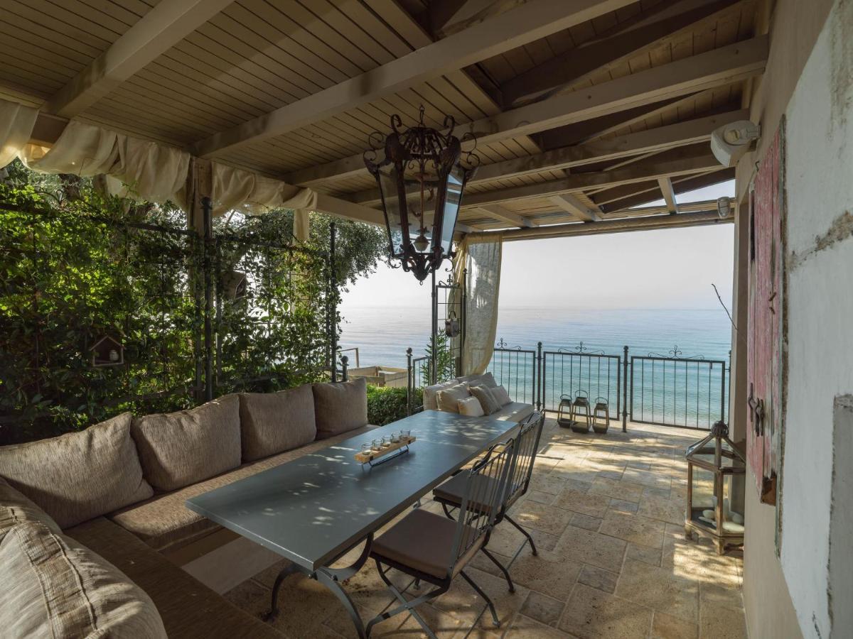 Six Keys Hotel Afissos Bagian luar foto