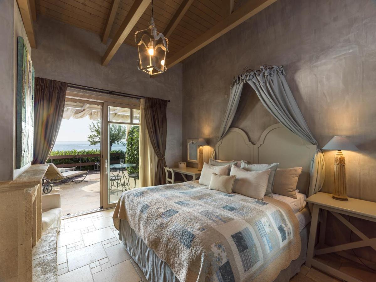 Six Keys Hotel Afissos Bagian luar foto