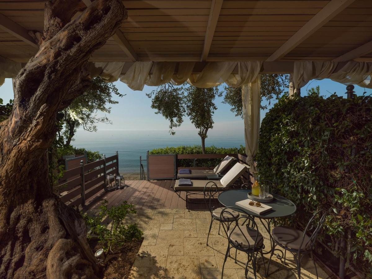Six Keys Hotel Afissos Bagian luar foto