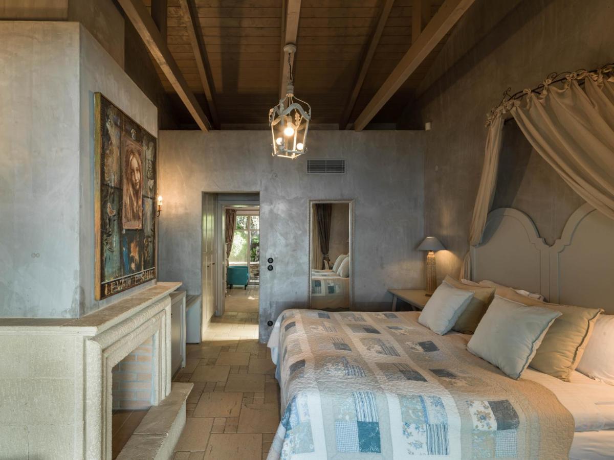 Six Keys Hotel Afissos Bagian luar foto