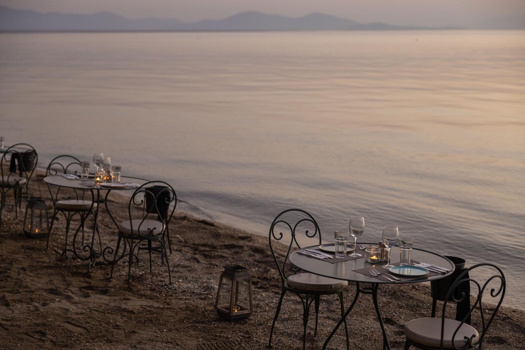 Six Keys Hotel Afissos Bagian luar foto