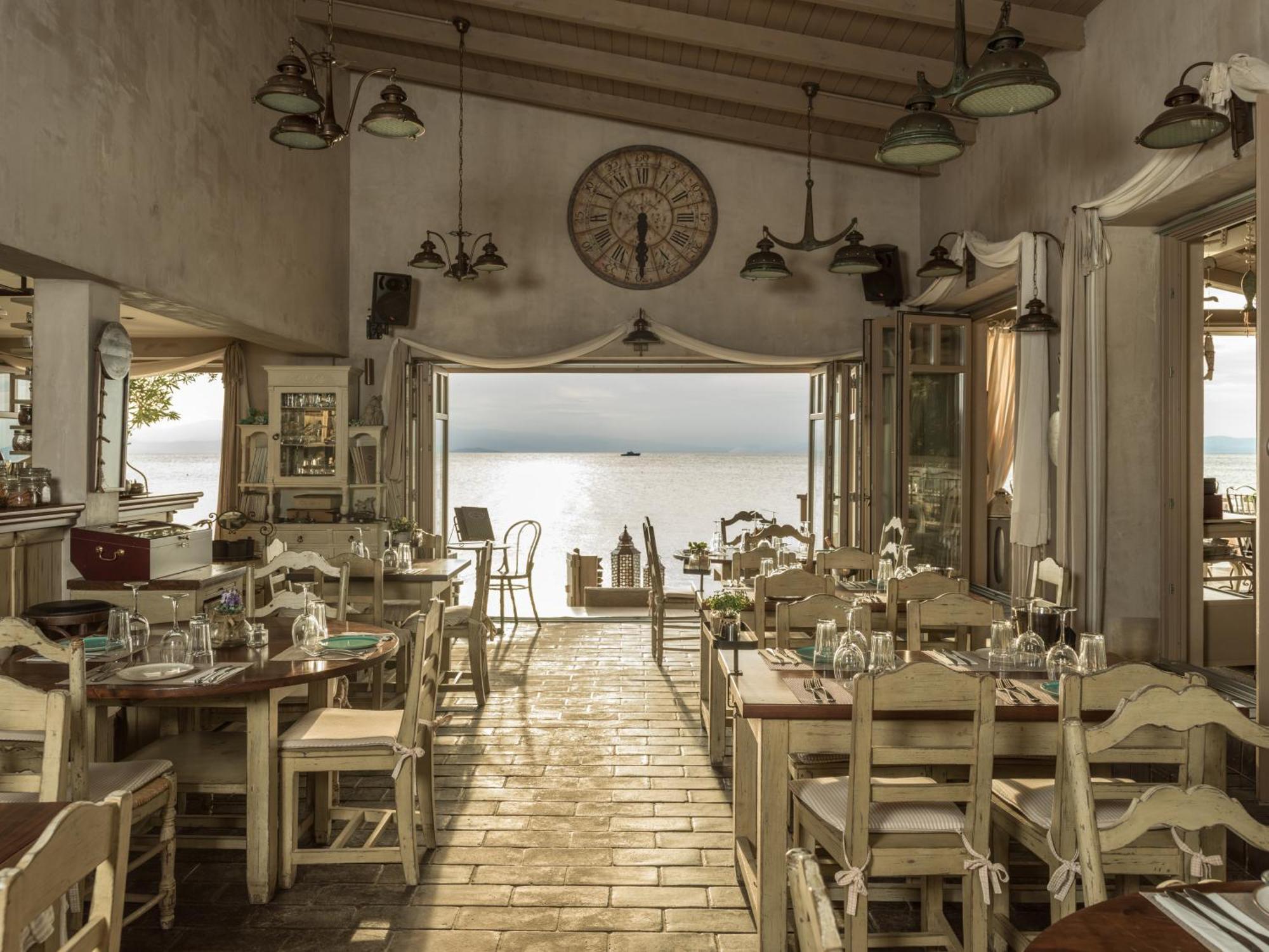 Six Keys Hotel Afissos Bagian luar foto