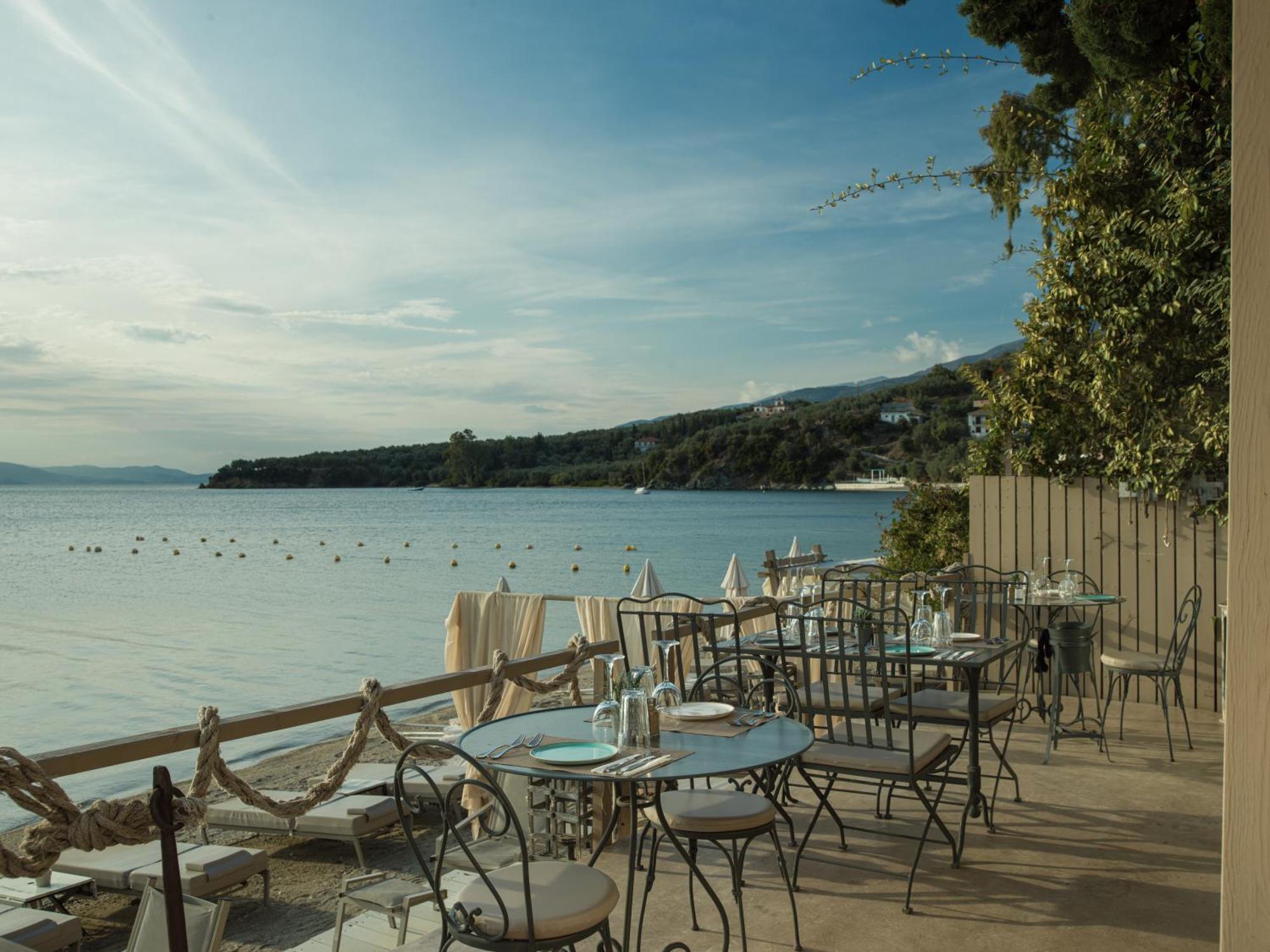 Six Keys Hotel Afissos Bagian luar foto