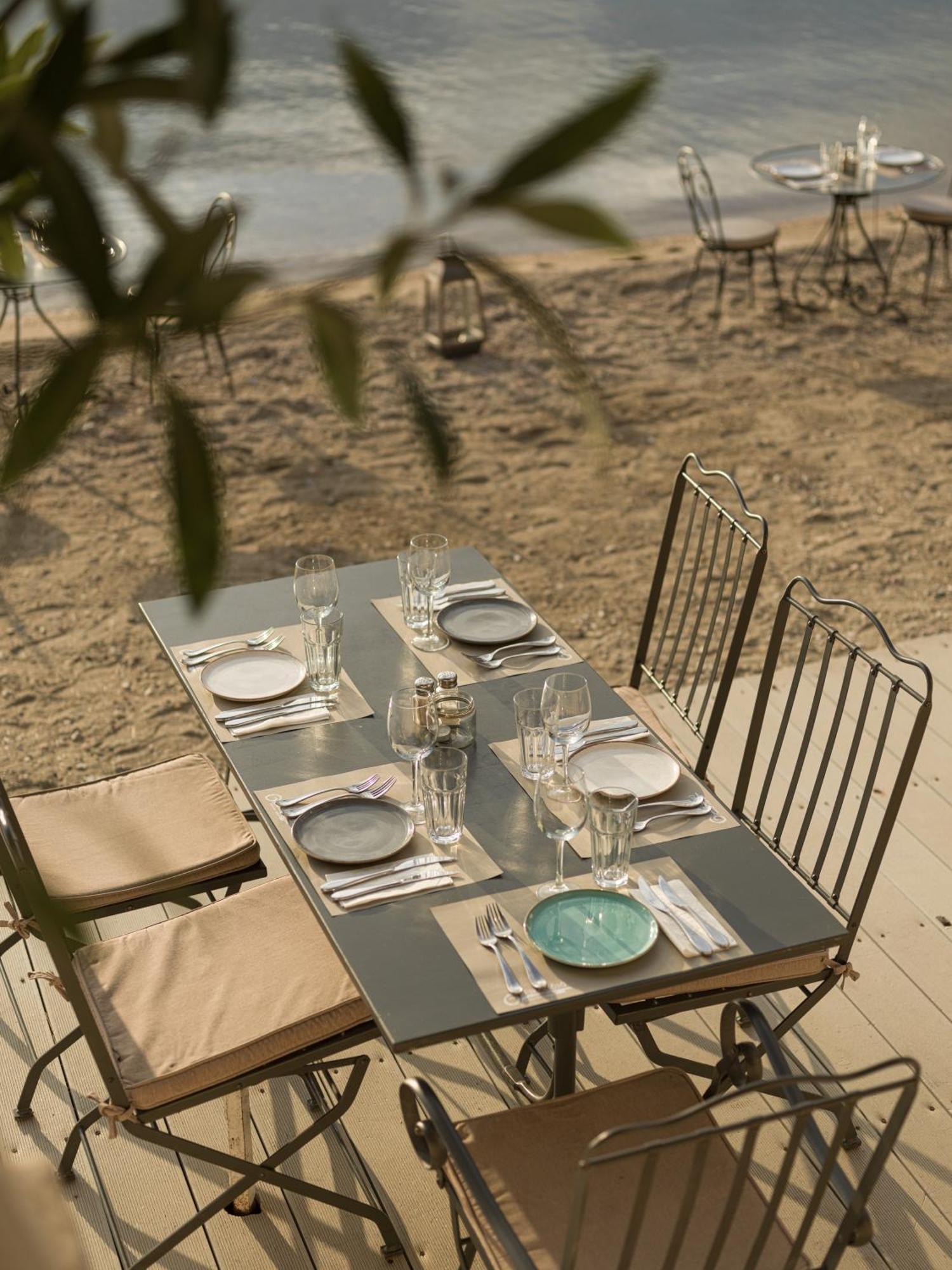 Six Keys Hotel Afissos Bagian luar foto