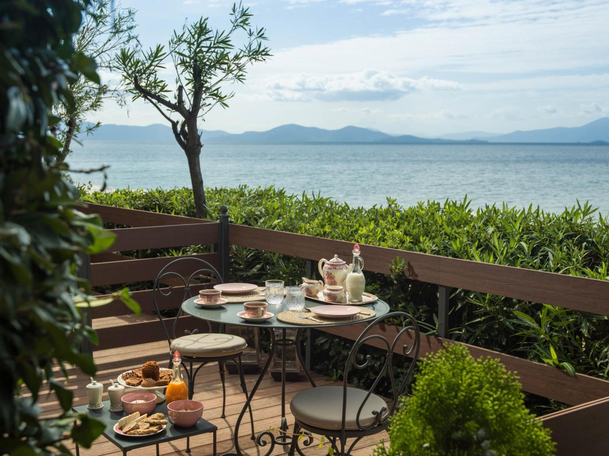 Six Keys Hotel Afissos Bagian luar foto