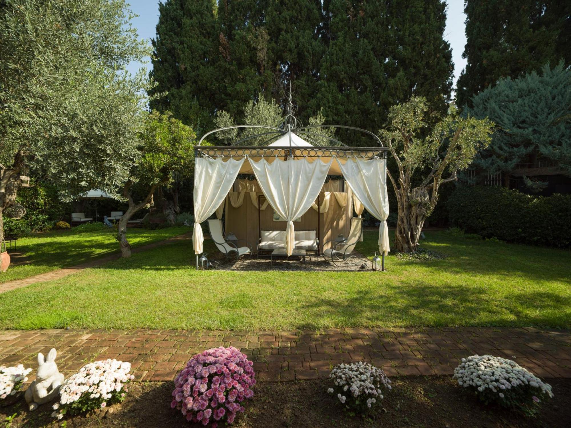 Six Keys Hotel Afissos Bagian luar foto