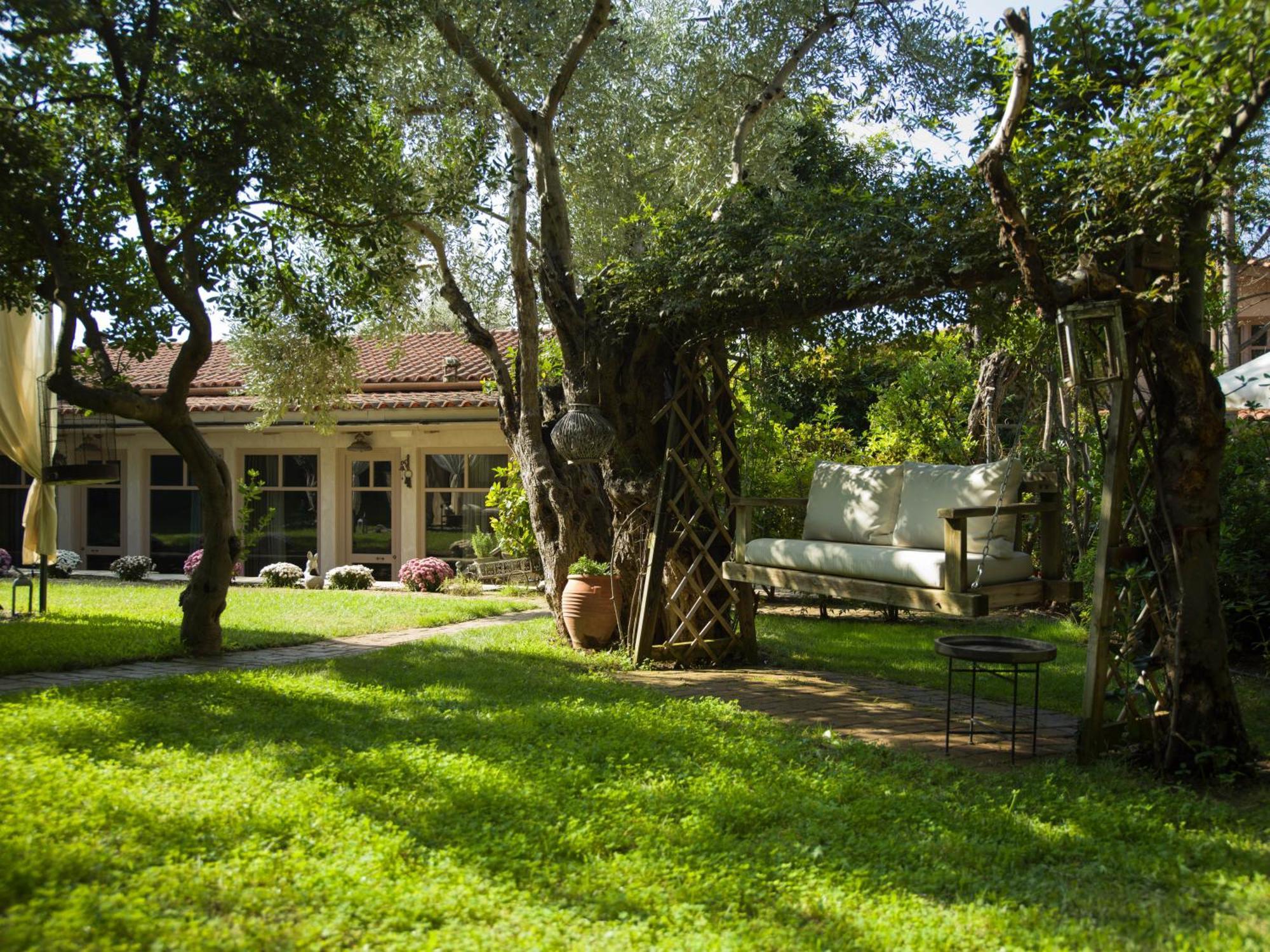 Six Keys Hotel Afissos Bagian luar foto