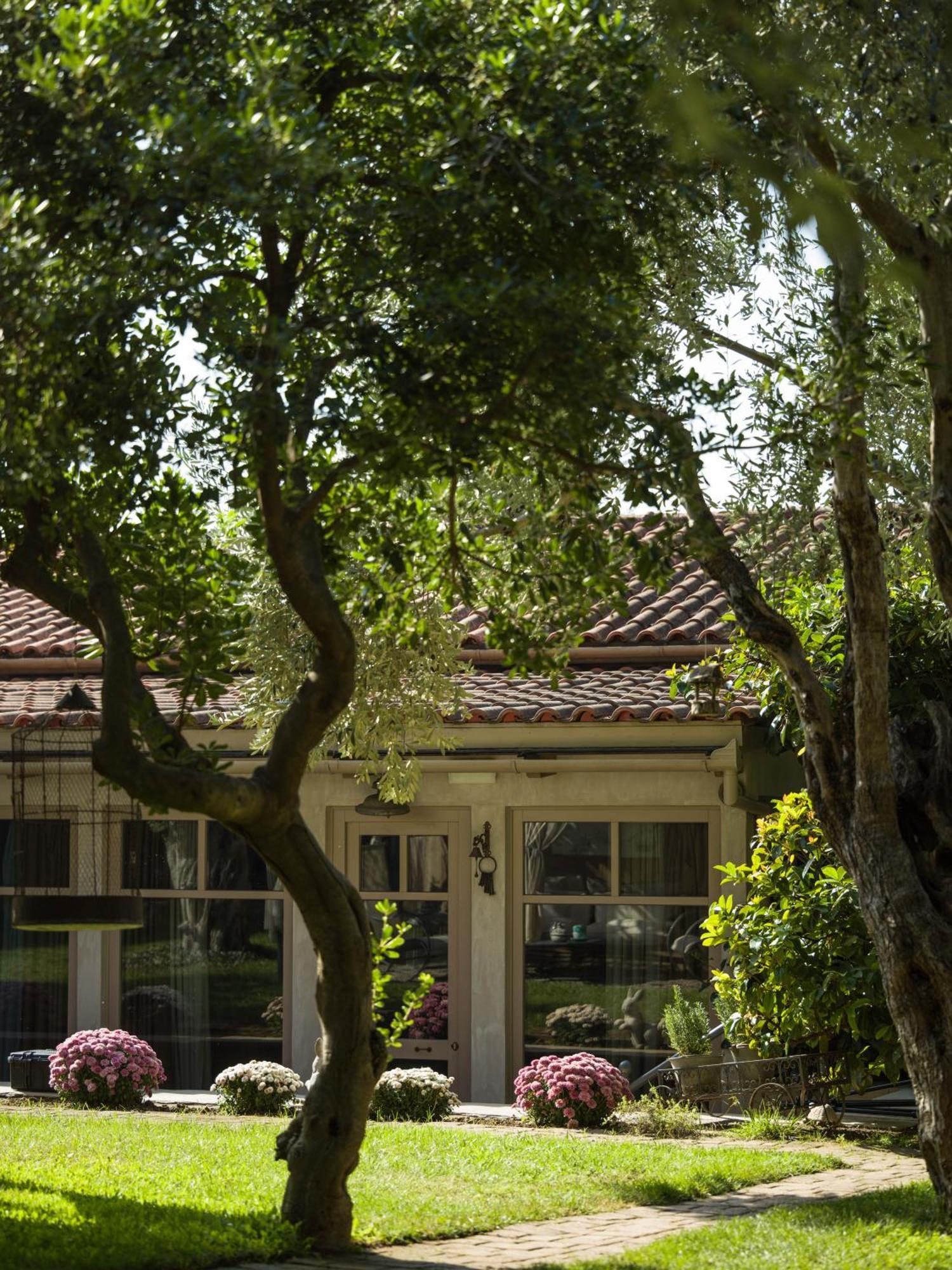 Six Keys Hotel Afissos Bagian luar foto