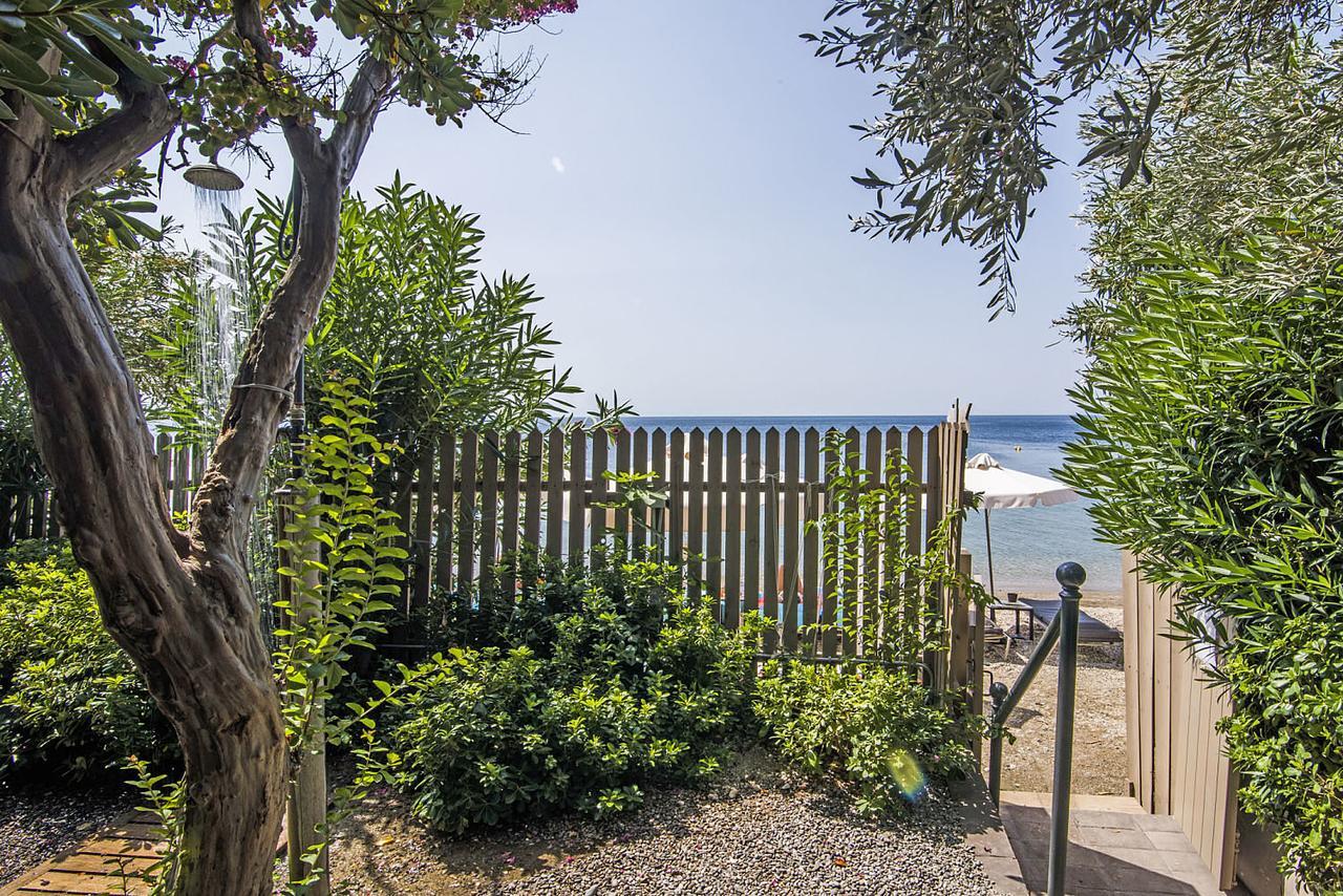 Six Keys Hotel Afissos Bagian luar foto