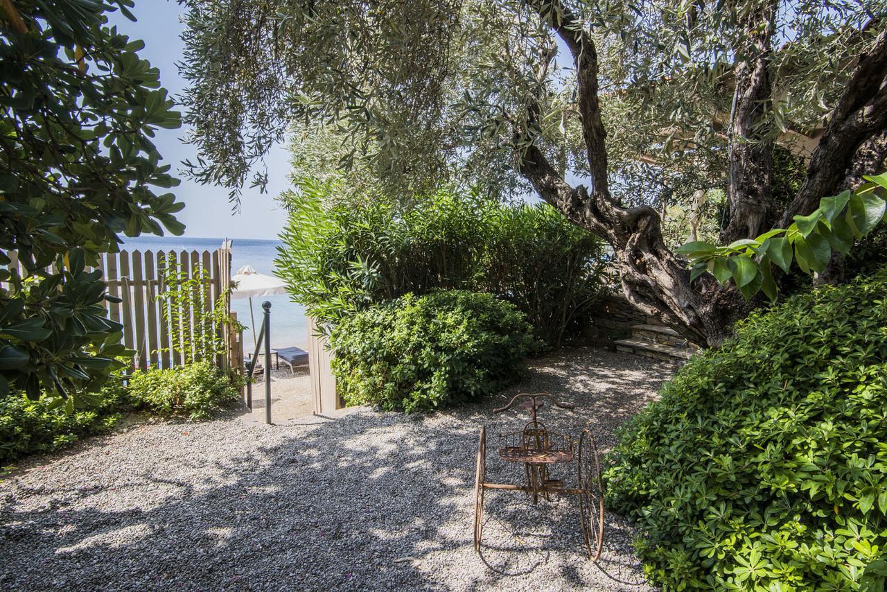 Six Keys Hotel Afissos Bagian luar foto