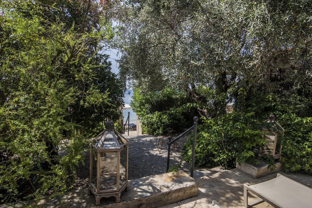 Six Keys Hotel Afissos Bagian luar foto