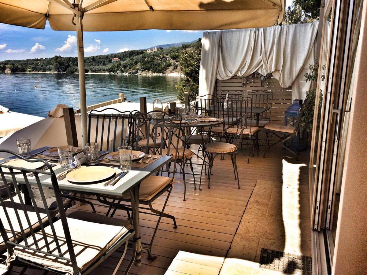 Six Keys Hotel Afissos Bagian luar foto