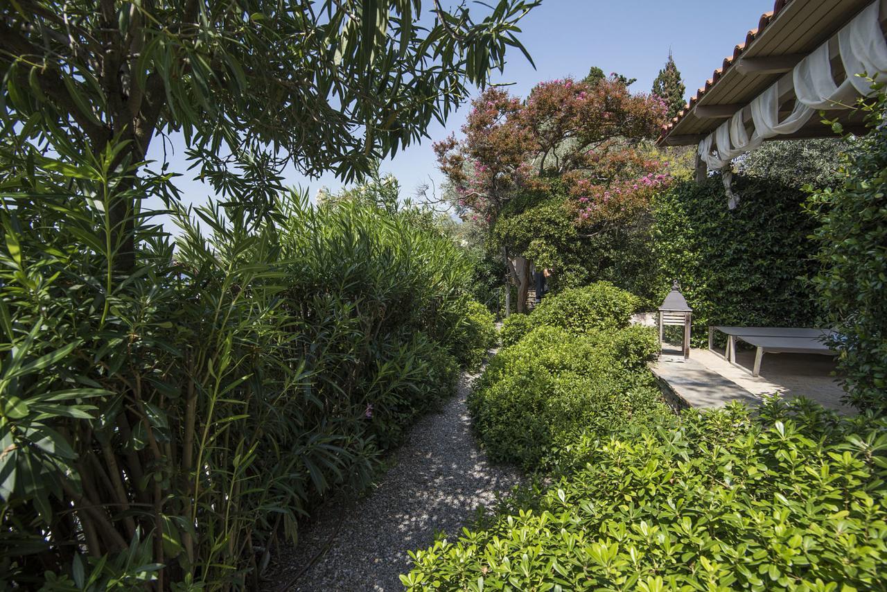 Six Keys Hotel Afissos Bagian luar foto